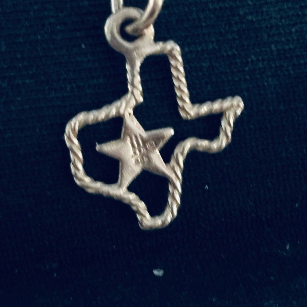 Retired 14k James Avery Texas roped charm. Very gently worn. - Picture 6 of 6